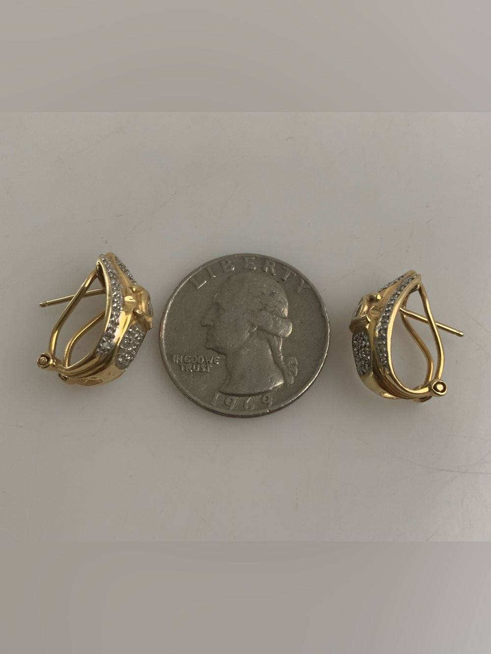 Vintage Earrings. 14 Karat White & Yellow Gold 18mm X 11mm - Picture 6 of 6